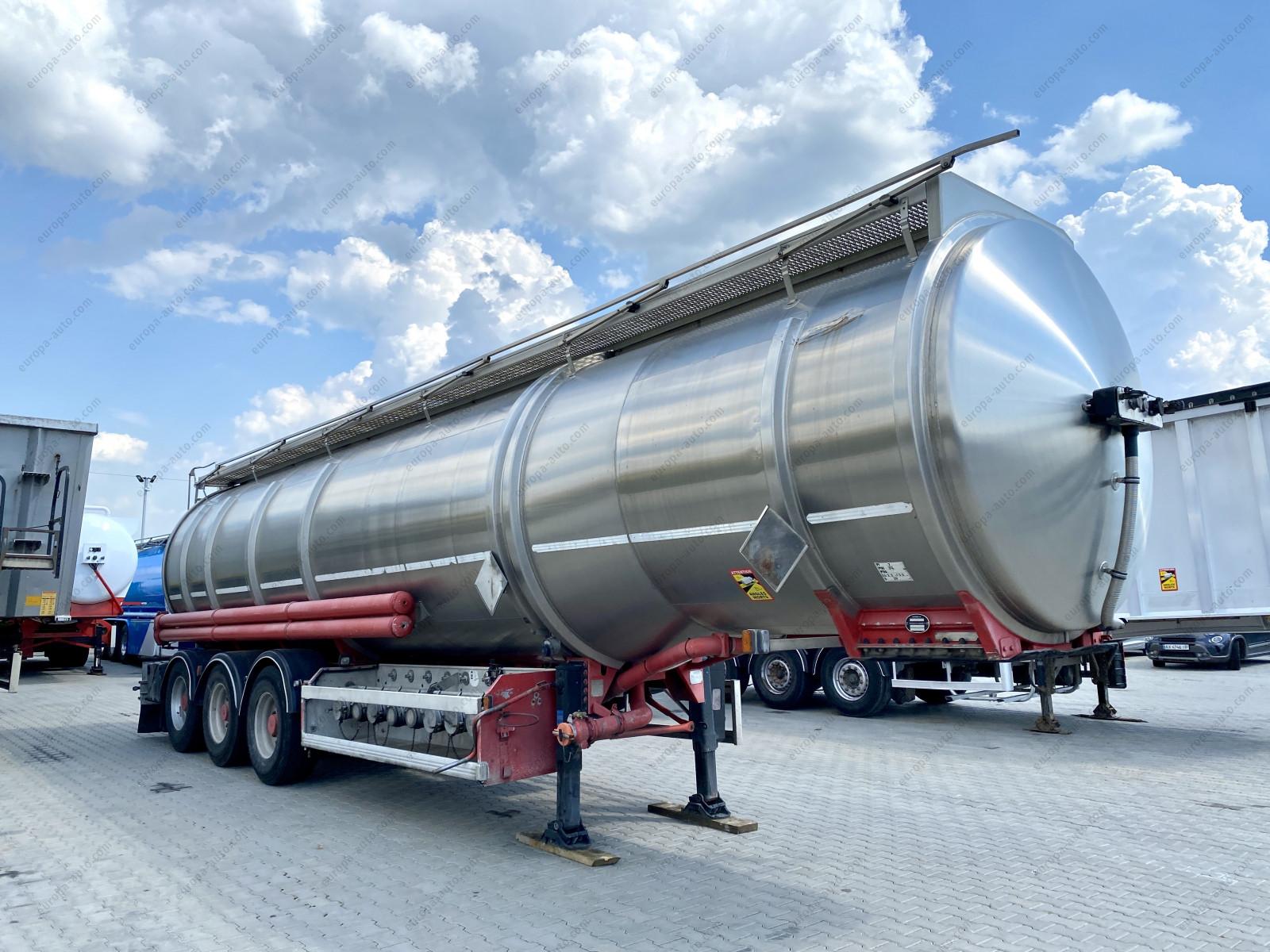 Magyar SMFF 8 sectional fuel tanker - 1